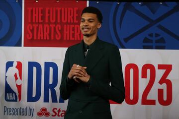 El pívot francés posa ante los medios gráficos en la alfombra roja previa al draft que se celebró en el Barclays Center de Broooklyn, Nueva York.