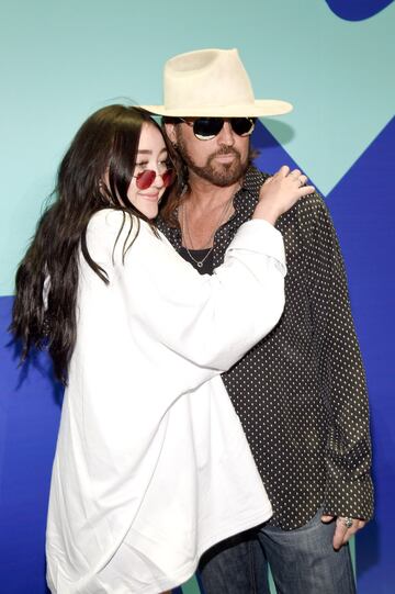  Noah Cyrus y Billy Ray Cyrus en los MTV Video Music Awards 2017. The Forum Inglewood, California