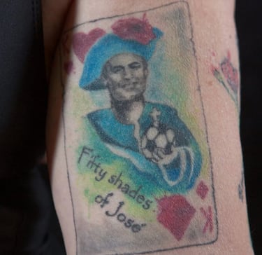 Una fan de Mourinho se hace 38 tatuajes del portugu¨¦s por todo su cuerpo