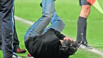 <b>AGREDIDO. </b>Lillo, en el suelo tras recibir el impacto de una botella en el derbi contra el Eibar.