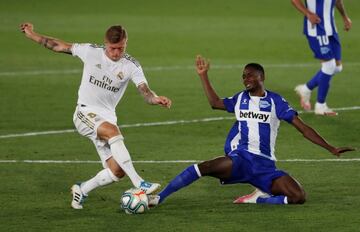 Kroos pelea una pelota ante el alavesista Abdallahi en el Real Madrid-Alavés del pasado viernes.