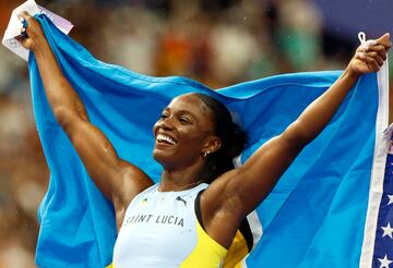 Saint-denis (France), 03/08/2024.- Julien Alfred of Saint Lucia celebrates after winning the Women 100m final of the Athletics competitions in the Paris 2024 Olympic Games, at the Stade de France stadium in Saint Denis, France, 03 August 2024. (100 metros, Francia, Santa Lucía) EFE/EPA/FRANCK ROBICHON
