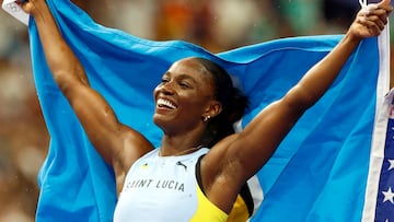 La atleta Julien Alfred con la bandera de Santa Lucía en los Juegos Olímpicos de París 2024.