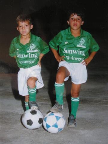 Junto a su primo Rensel. Ambos con la equipación del Arguineguín.