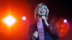 FILE PHOTO: Olivia Newton-John sings at her "Greatest Hits Live" concert in Hong Kong August 18, 2000. The 51-year-old singer will perform with Australian singer John Farnham at the opening ceremony of the Sydney 2000 Olympic Games in September. Reuters/Reuters Photographer/File Photo