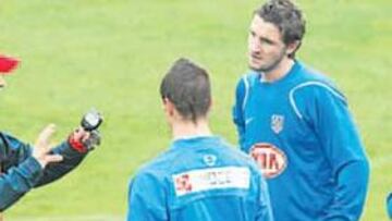 <b>APARTE. </b>Aguirre se reunió con Torres, el Kun y Mista diez minutos ayer cuando acabó la sesión.