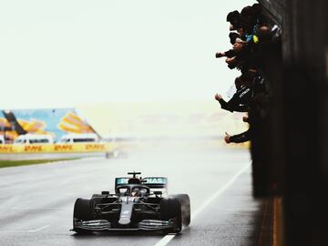 Lewis Hamilton ha conseguido ganar una carrera loca en Turquía y de esta manera se ha proclamado campeón de la Fórmula 1 por séptima vez igualando a Michael Schumacher.