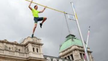 Renaud Lavillenie, durante una exhibici&oacute;n en Londres. 