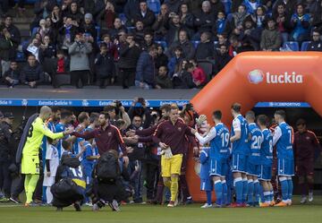 El equipo coruñés hizo el pasillo al Barcelona antes del inicio del partido como homenaje al título de Copa del Rey