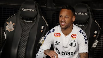 Soccer - Paulista Championship - Semi final - Corinthians v Santos - Neo Quimica Arena, Sao Paulo, Brazil - March 9, 2025 Santos' Neymar on the substitutes bench before the match REUTERS/Carla Carniel