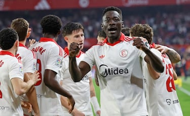 La camiseta está inspirada en la estética clásica de las equipaciones del Sevilla FC, reinterpretando los colores tradicionales de la primera equipación con una paleta cromática de inspiración retro. El blanco clásico evoluciona hacia un tono blanco hueso y el rojo vibrante se transforma en un rojo desaturado con efecto tiza, reforzando el carácter vintage de la prenda. 