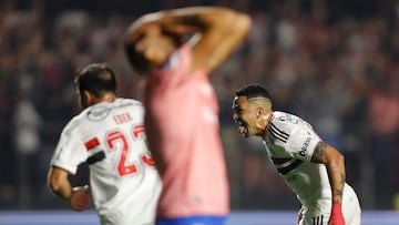 AME2065. SAO PAULO (BRASIL), 07/07/2022.- Luciano da Rocha de Sao Paulo celebra un gol ante Universidad Católica hoy, durante un partido de la Copa Sudamericana disputado en el estadio Morumbi, en Sao Paulo (Brasil). EFE/ Fernando Bizerra
