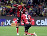Atlas' forward #58 Arturo Gonzalez (L) celebrates with temamate Argentine defender #21 Rodrigo Schlegel after scoring the opening goal during the Liga MX Clausura football match between America and Atlas at Banorte Stadium in Mexico City on April 25, 2026. (Photo by Victor Cruz / AFP)