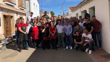 Ronaldo, presidente del Real Valladolid, posa junto a la plantilla, el cuerpo técnico y trabajadores del restaurante donde comieron.