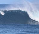 Increíble secuencia de cómo surfear una ola gigante sin tabla de surf
