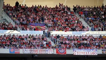 Los pancartas lucieron en la parte alta del Wanda Metropolitano en el Atlético-Villarreal, cuando se celebró el día de las Peñas.