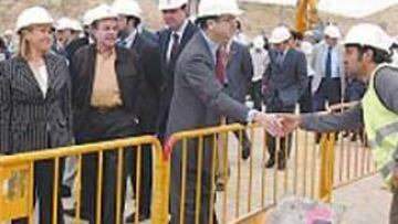 <b>A PIE DE OBRA. </b>Ruiz-Gallardón, durante su visita al Centro Acuático.