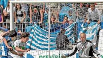 <b>DETERMINANTE. </b>Eliseu, en el remate que supuso el primer gol del Málaga ante el Elche.