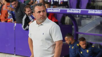 VALLADOLID, 16/09/2022.- El entrenador del Cádiz CF Sergio González durante el partido de la sexta jornada de Liga en Primera División que Real Valladolid y Cádiz CF juegan hoy viernes en el estadio José Zorrilla, en Valladolid. EFE/R. GARCIA.
