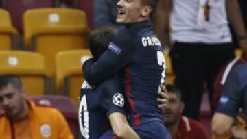 Griezmann se abraza con Juanfran.