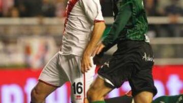 <b>EL PRIMERO. </b>Armenteros abrió el camino del triunfo del Rayo con un remate con la pierna izquierda.