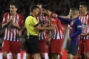 Diego Costa protesta al árbitro Gil Manzano tras recibir la tarjeta roja.