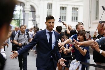 Los jugadores del Real Madrid llegan al ayuntamiento de Madrid con el trofeo de la Champions League 