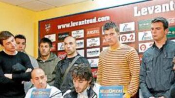 <b>NO PUEDEN MÁS. </b>Descarga, flanqueado por Rubiales, Ettien y el resto de la plantilla, lee el comunicado de protesta de los jugadores.