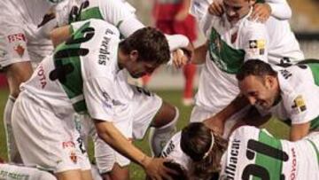 <b>ROMPIÓ LA RACHA. </b>Los jugadores del Elche, ayer, se abrazaron hasta tres veces la celebración de un gol.