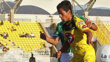 Ftbol, San Luis v Audax Italiano
 Quinta fecha, Campeonato de Clausura 2016-2017
 El jugador de San Luis, Felipe Saavedra, disputa el balon contra Carlos Labrin de Audax Italiano durante el partido de primera division disputado en el estadio Lucio Faria de Quillota, Chile.
 09/04/2017
 Sebastian Cisternas/Photosport******
 
 Football, San Luis v Audax Italiano.
 Fifth date, Clousure Championship 2016-2017
 San Luis player, Felipe Saavedra, battles for the ball against Carlos Labrin of Audax Italiano during the first division football match at the Lucio Faria stadium in Quillota, Chile.
 09/04/2017
 Sebastian Cisternas/Photosport