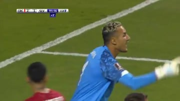 2-1, minuto 92, su país jugándosela y Keylor hace esto