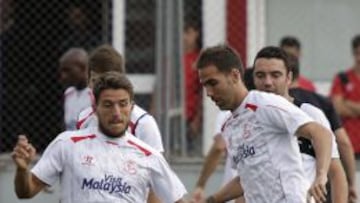 Fernando Navarro, a la derecha. Junto a él, Carriço.