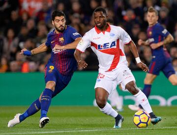 Mubarak Wakaso y Luis Suárez.