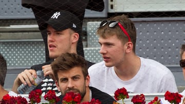 El jugador de baloncesto Luka Doncic, junto a Gerard Piqué durante el partido del Mutua Madrid Open de 2017 entre David Ferrer y Mikhail Kukushkin.