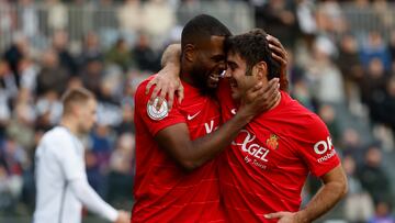 BURGOS, 07/01/2024.- El delantero canadiense del Mallorca Cyle Larin (i) celebra con su compañero Abdón Prats (d) tras marcar el 0-2 en el partido de diceseisavos de final de la Copa del Rey, este domingo en el Estadio Municipal de El Plantío en Burgos. EFE/Mariscal