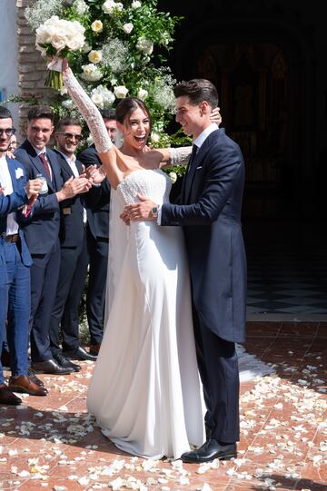 Andrea Martínez y Kepa Arrizabalaga salen de la iglesia ya convertidos en marido y mujer.