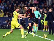 Villarreal's Spanish defender #06 Pau Navarro and Levante's Spanish forward #19 Carlos Espi Escrihuela fight for the ball during the Spanish league football match between Levante UD and Villarreal CF at Ciutat de Valencia Stadium in Valencia on February 18, 2026. (Photo by JOSE JORDAN / AFP)