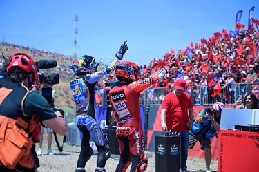Álex Márquez y Marc Márquez celebrando junto con la grada del circuito de Motorland.