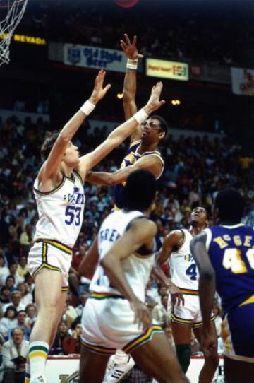 Con este sky-hook sobre Mark Eaton, Kareem se colocó como máximo anotador de la historia.