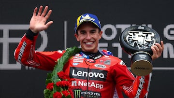 Marc Márquez celebra su victoria en Assen.