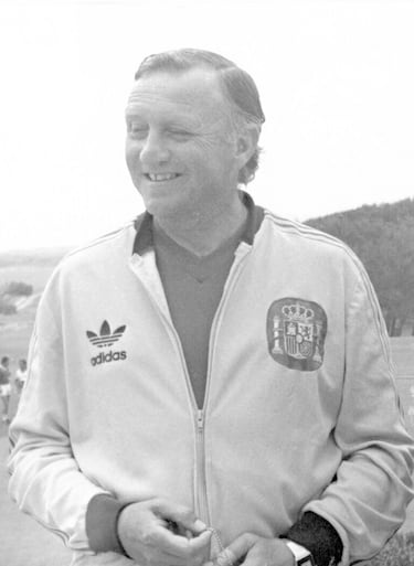 Santamaría fue el seleccionador español en el Mundial de España de 1982, donde fue eliminada en segunda ronda. Después de esta competición se retiró del fútbol profesional. 