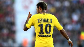 Paris Saint-Germain's Brazilian forward Neymar gestures during the French L1 football match between Dijon (DFCO) and Paris Saint-Germain (PSG) at the Gaston Gerard Stadium in Dijon, central France, on October 14, 2017. / AFP PHOTO / FRANCK FIFE