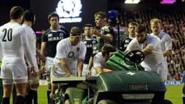 <b>PINCHAN. </b>Inglaterra y el carrito de asistencia no arrancaron ayer.