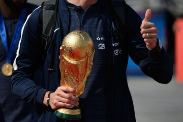 A picture taken on July 16, 2018 shows the trophy held by a France's team player upon the team's arrival at the Roissy-Charles de Gaulle airport on the outskirts of Paris, after winning the Russia 2018 World Cup final football match. / AFP PHOTO / Lionel 