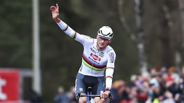 Van der Poel celebra su victoria.