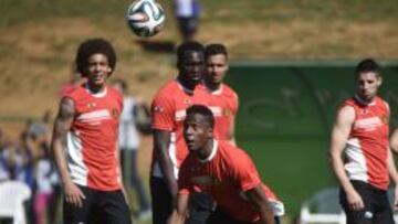 Origi intenta llegar al balón delante de Witsel, Lukaku, Chadli y Mirallas.