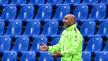 Espanyol's Spanish coach Abelardo Fernandez gestures during the Spanish league football match Getafe CF against RCD Espanyol at the Coliseum Alfonso Perez stadium in Getafe on June 16, 2020. (Photo by JAVIER SORIANO / AFP)