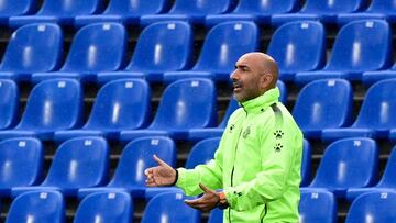 Espanyol&#039;s Spanish coach Abelardo Fernandez gestures during the Spanish league football match Getafe CF against RCD Espanyol at the Coliseum Alfonso Perez stadium in Getafe on June 16, 2020. (Photo by JAVIER SORIANO / AFP)