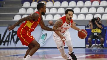 TBILISI, GEORGIA - September 7: Shane Larkin of Turkiye in action against Lorenzo D'ontez Brown of Spain during FIBA EuroBasket Group A match between Turkiye and Spain, in Tbilisi, Georgia on September 7, 2022. (Photo by David Mdzinarishvili/Anadolu Agency via Getty Images)