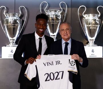 Vinicius con Florentino Pérez en su renovación.